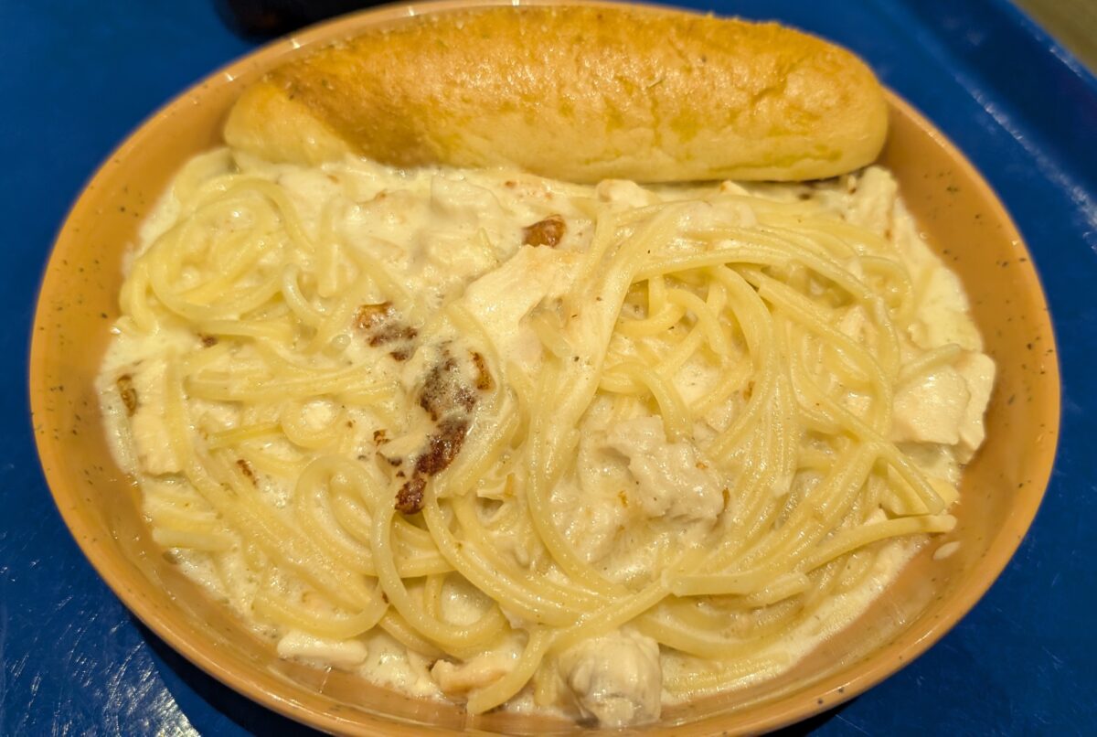 A picture of the Chicken Alfredo from Beach Break Cafe at the Universal Orlando Resort