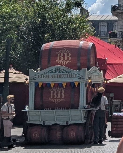 A picture of Bièraubeurre. a butterbeer cart at Epic Universe's The Wizarding World of Harry Potter – Ministry of Magic