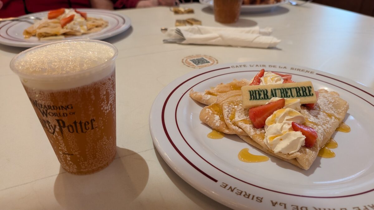 A picture of butterbeer and a butterbeer crepe at Café L’air De La Sirène at Epic Universe in Orlando, Florida