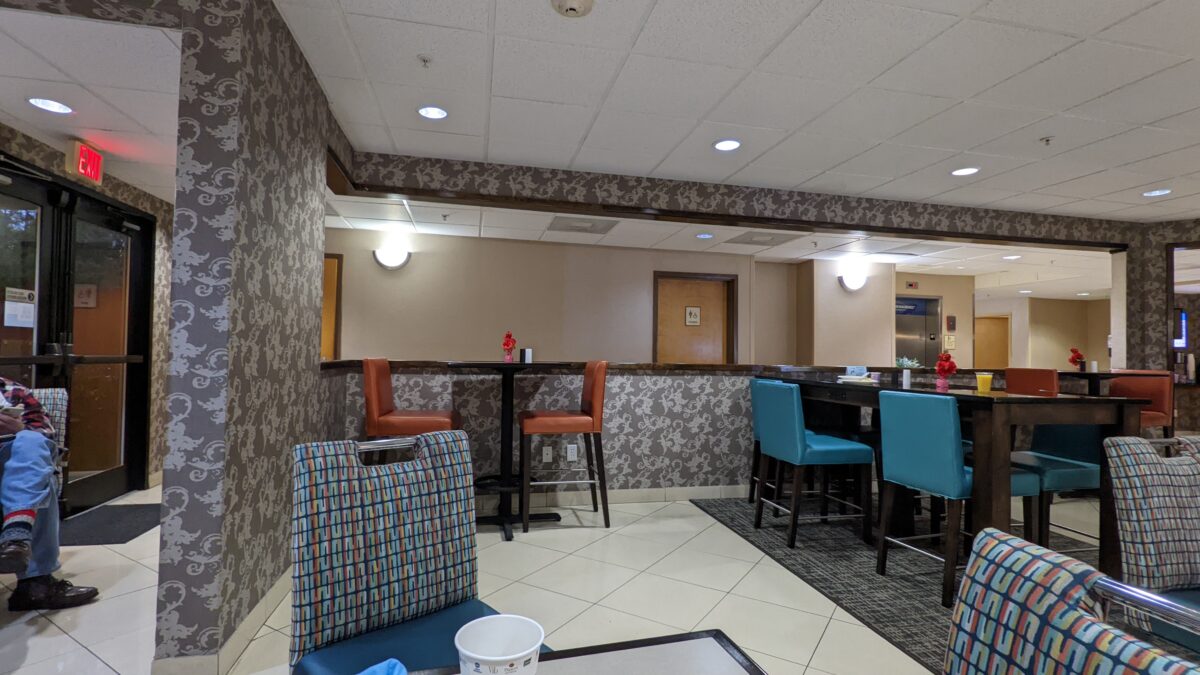 Best Western Plus Inn Richmond Hill near Savannah has a free breakfast with plenty of tables.