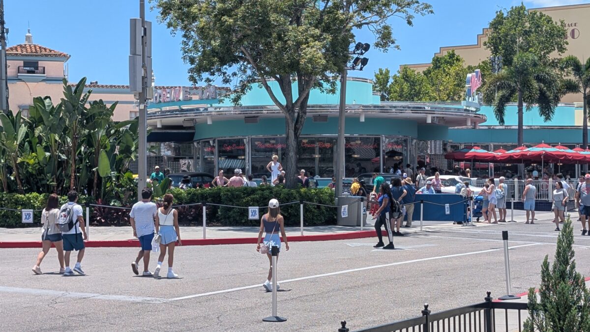 A picture of the Marilyn & the Diamond Bellas show at Universal Studios Florida, as taken from Central Park Crepes