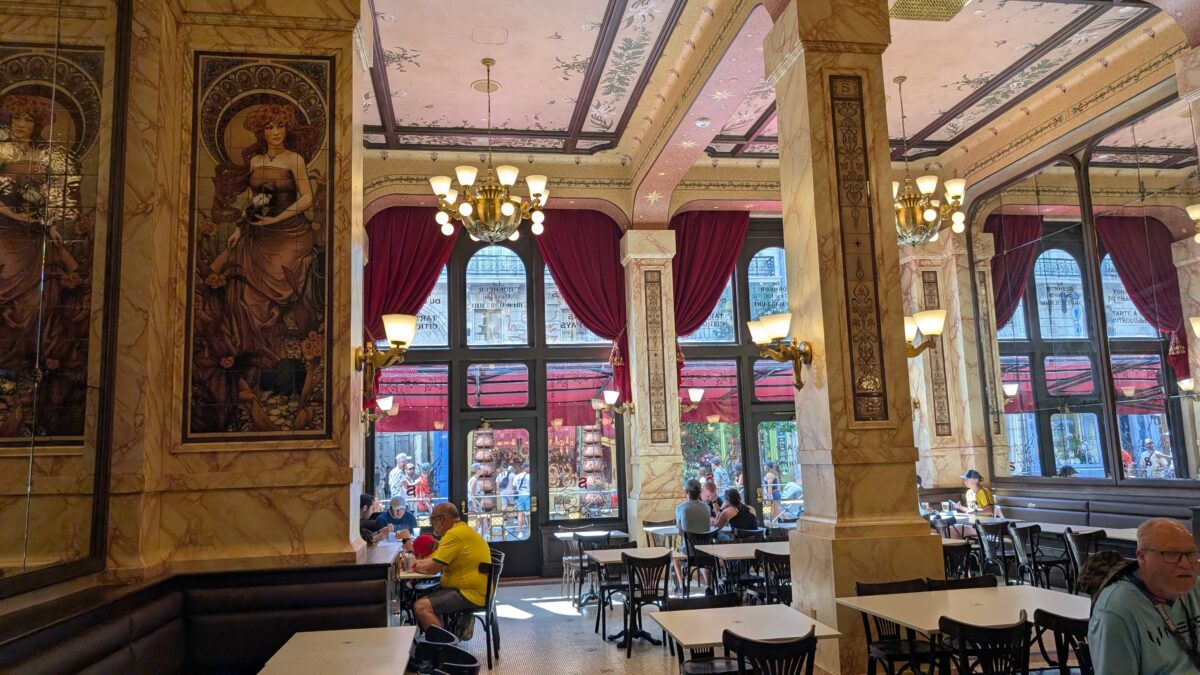 I love the gorgeous decor at Café L’air De La Sirène at The Wizarding World of Harry Potter Ministry of Magic in Universal in Epic Universe