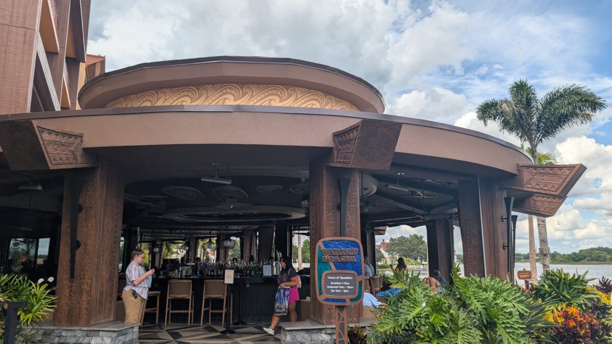 Wailulu Bar & Grill at the Island Tower at Disney's Polynesian Resort